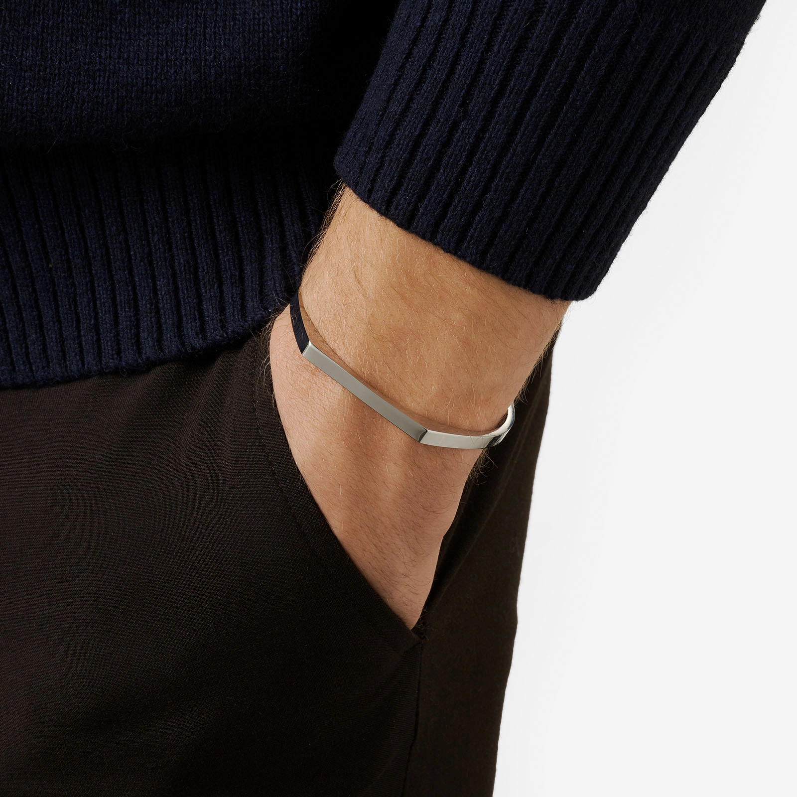 Guldpläterat stålarmband herr - Bangle med bricka Guldpläterat stålarmband herr - Bangle med bricka