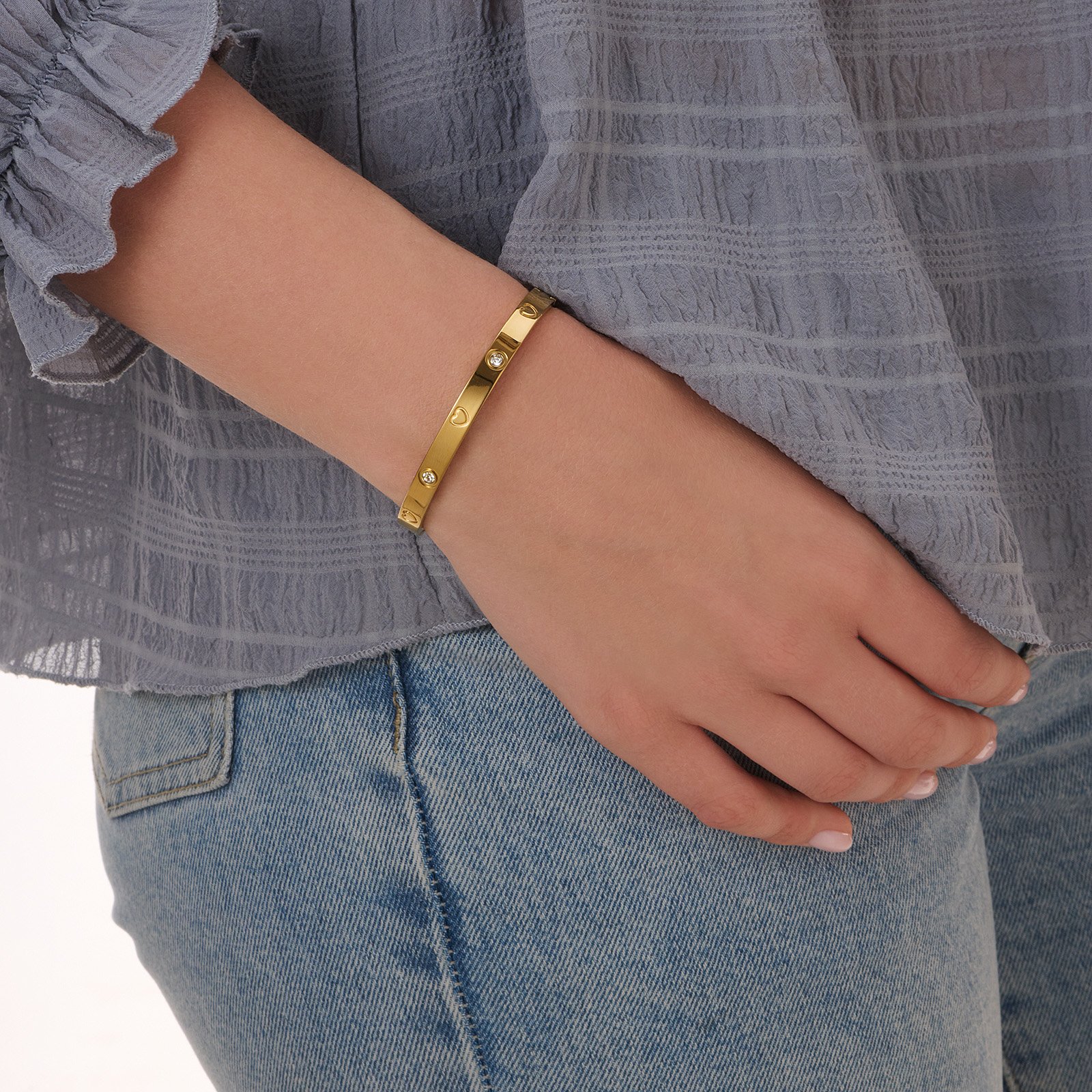 Guldpläterat stålarmband, bangle 6 mm med hjärtan Guldpläterat stålarmband, bangle 6 mm med hjärtan
